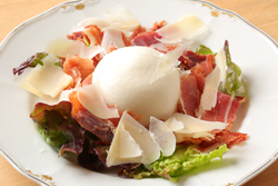 幻のチーズ　ブラータチーズとイタリア産生ハムの盛合せ