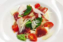 水牛モッツァレラと生ハムのカプレーゼ