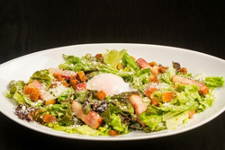 厚切りベーコンのシーザーサラダ